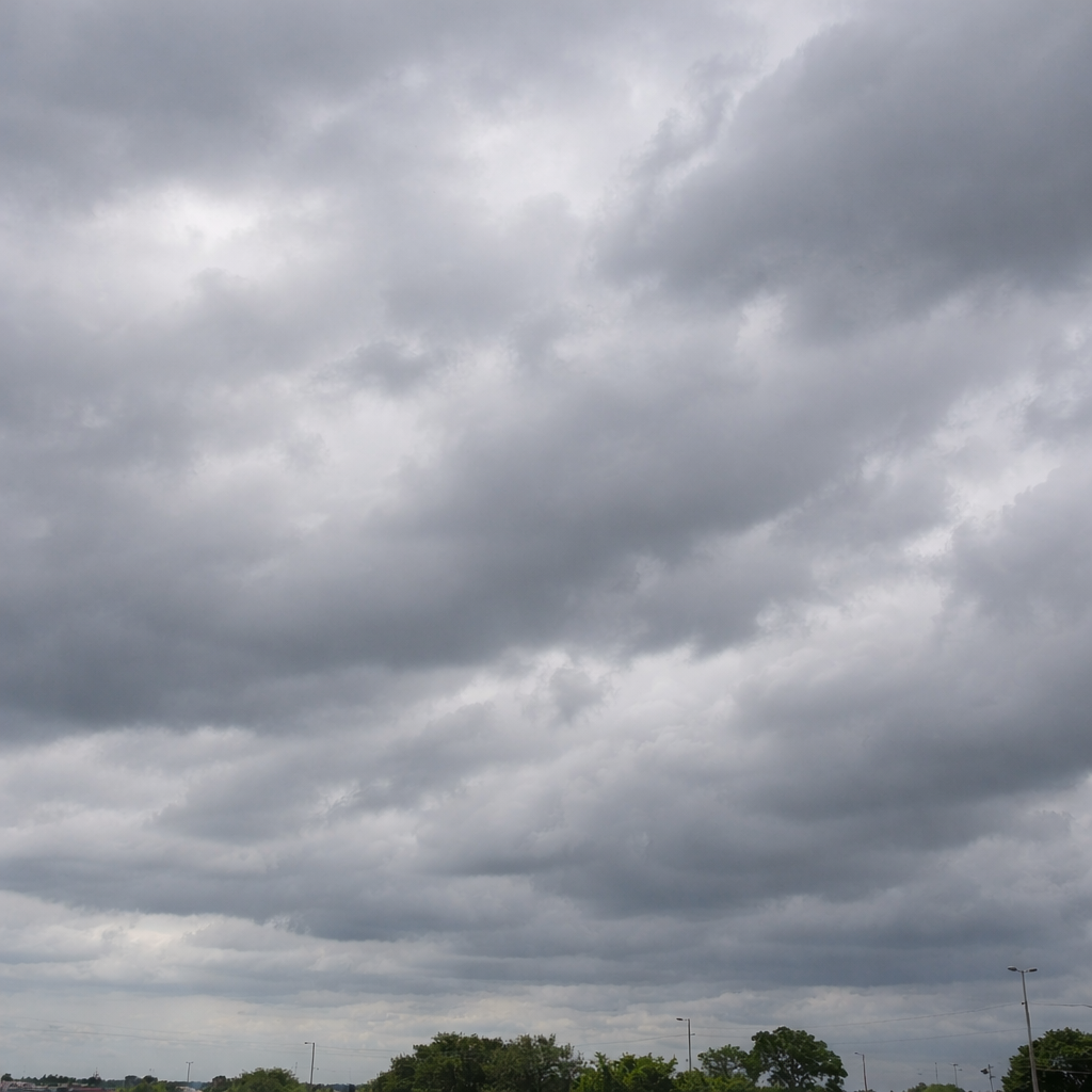 Quarta-feira de clima ameno, com predomínio nuvens durante o dia em...