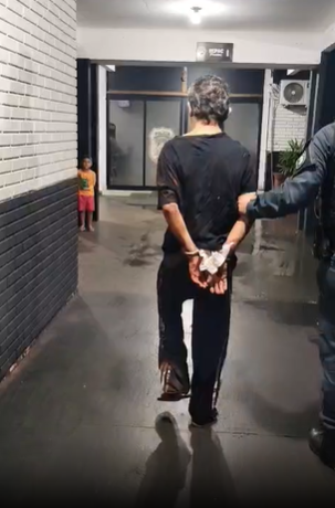 Condutor de caminhonete bate em veículos, foge da polícia e só...