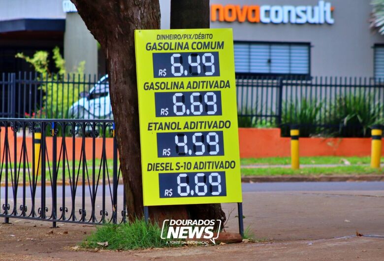 Após governo zerar impostos, Petrobras anuncia aumento no preço do...