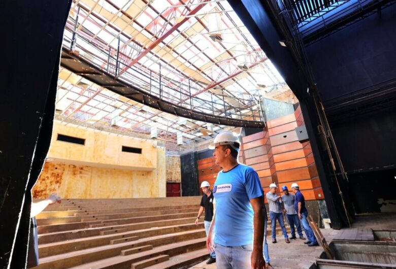 Obras de reforma do Teatro Municipal de Dourados avançam