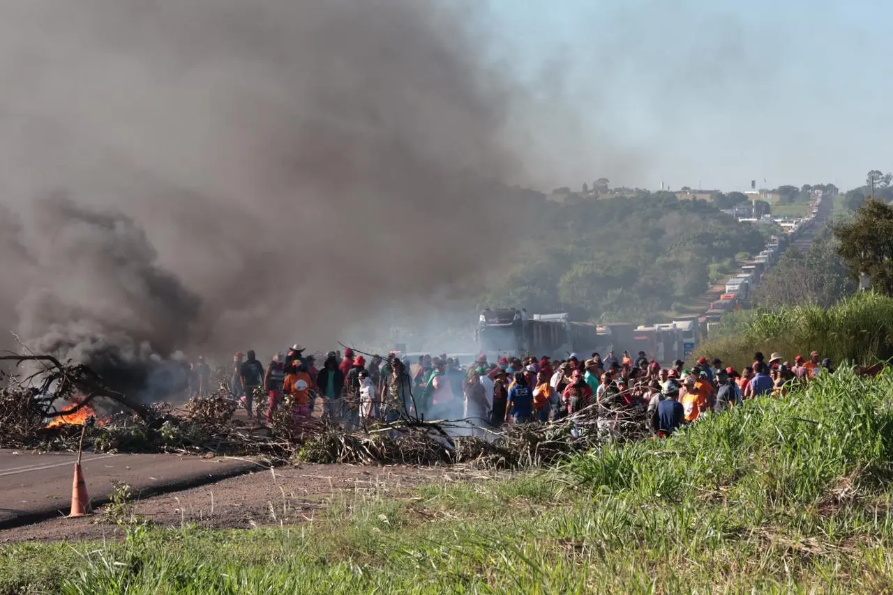 Protesto na BR-163 Gera Fila de 16 km e Clama pela Presença do...