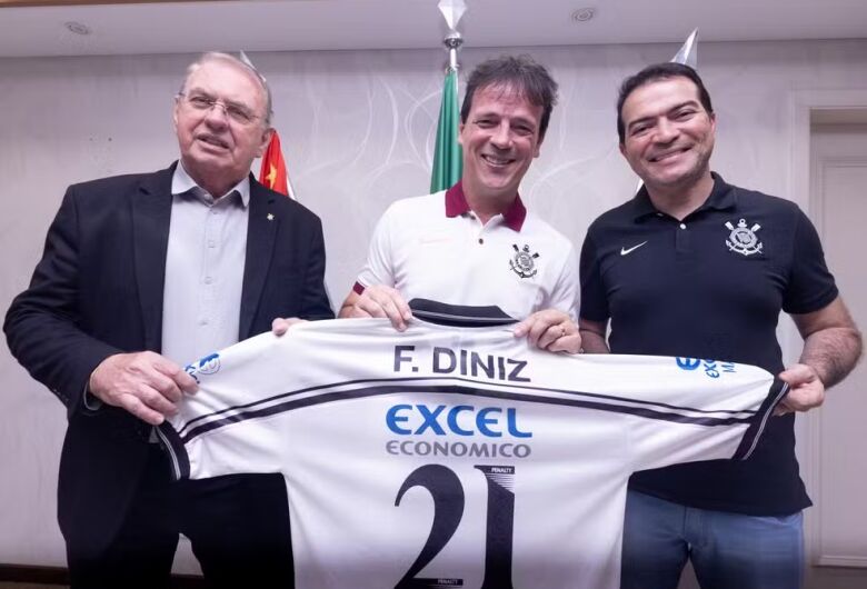 Fernando Diniz é anunciado pelo Corinthians como novo técnico