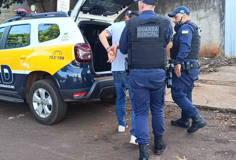 Homem é preso suspeito de esfaquear companheira após discussão em...