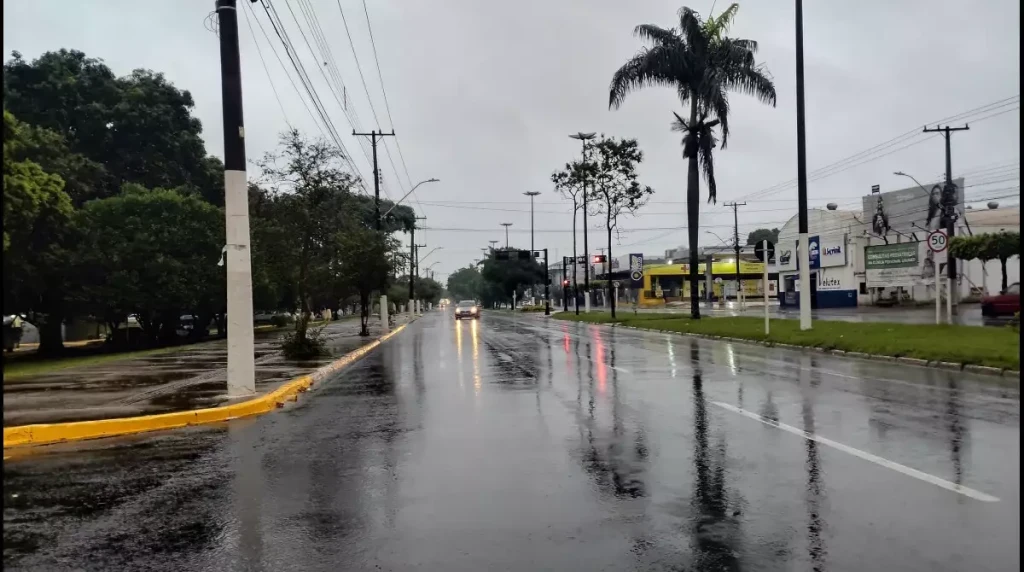 Inmet emite alerta de tempestade para Dourados com risco de ventos...
