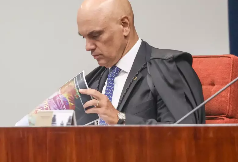 Moraes abre ação contra Flávio Bolsonaro por suposta calúnia a...