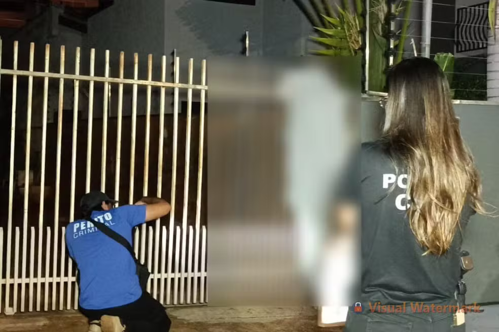 Homem morre após ficar com a cabeça presa em portão ao tentar...