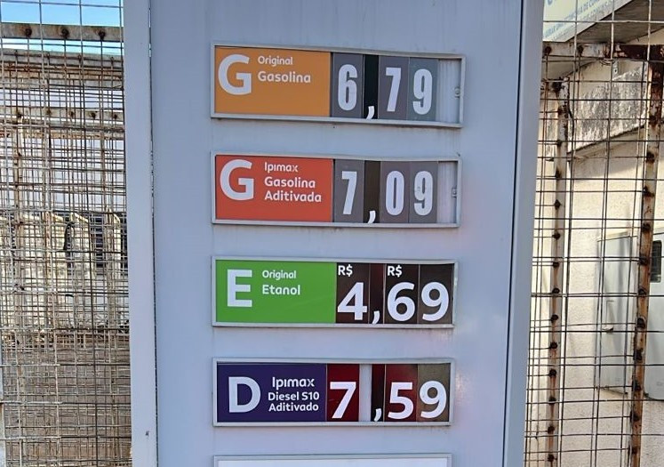 Gasolina comum varia de R$ 6,62 a R$ 6,89 em postos de Dourados,...