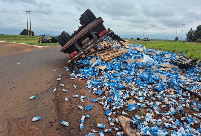 Carreta carregada com cerveja tomba entre Dourados e Ponta Porã