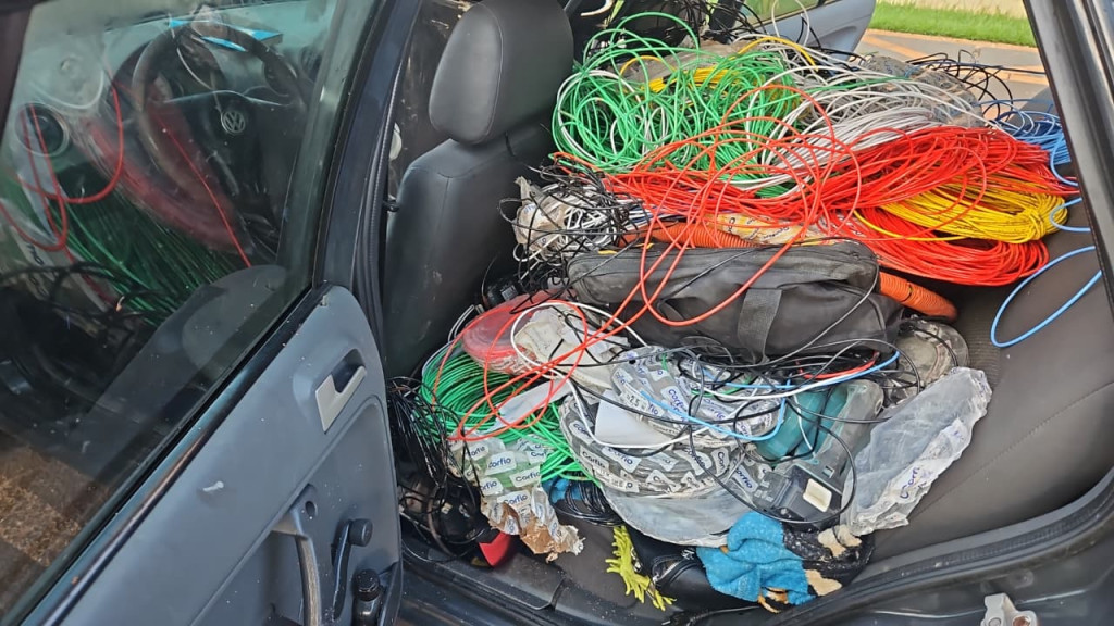 Polícia prende casal é preso com 171,8 quilos de fios furtados em...