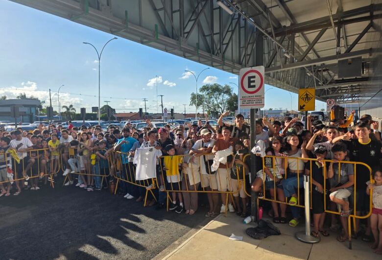Torcedores lotam aeroporto à espera do Santos na fronteira