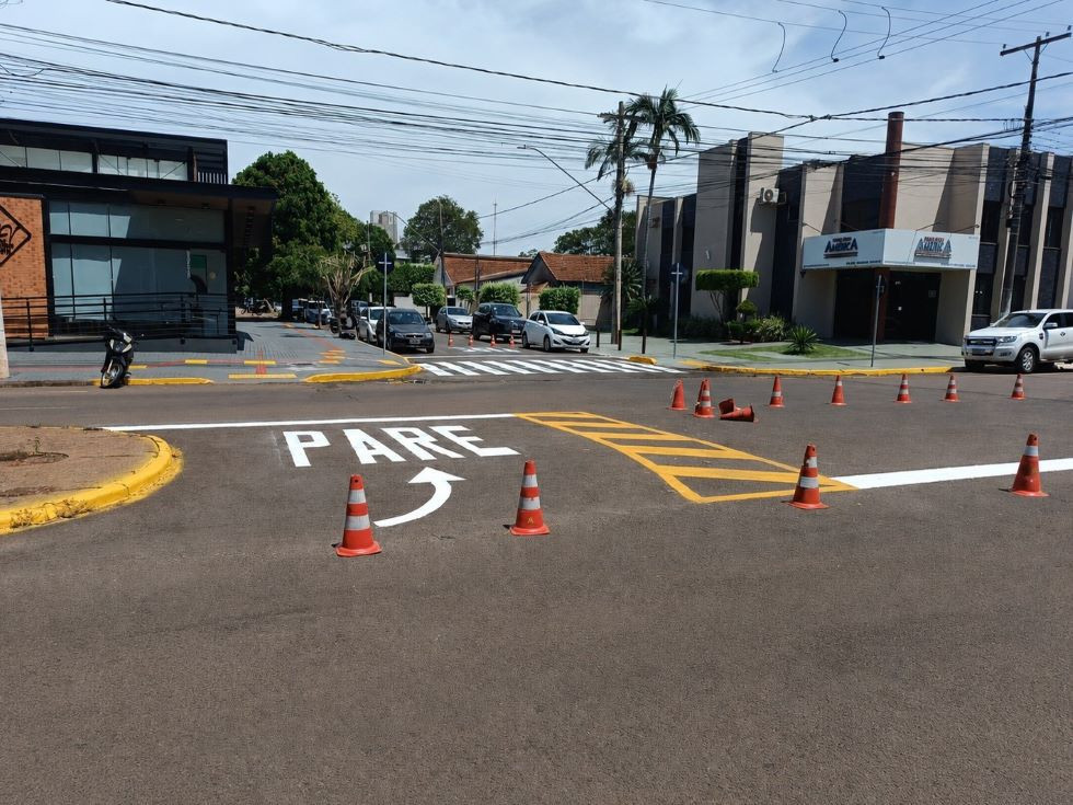 Sinalização de trânsito em Dourados recebe reforço em áreas...