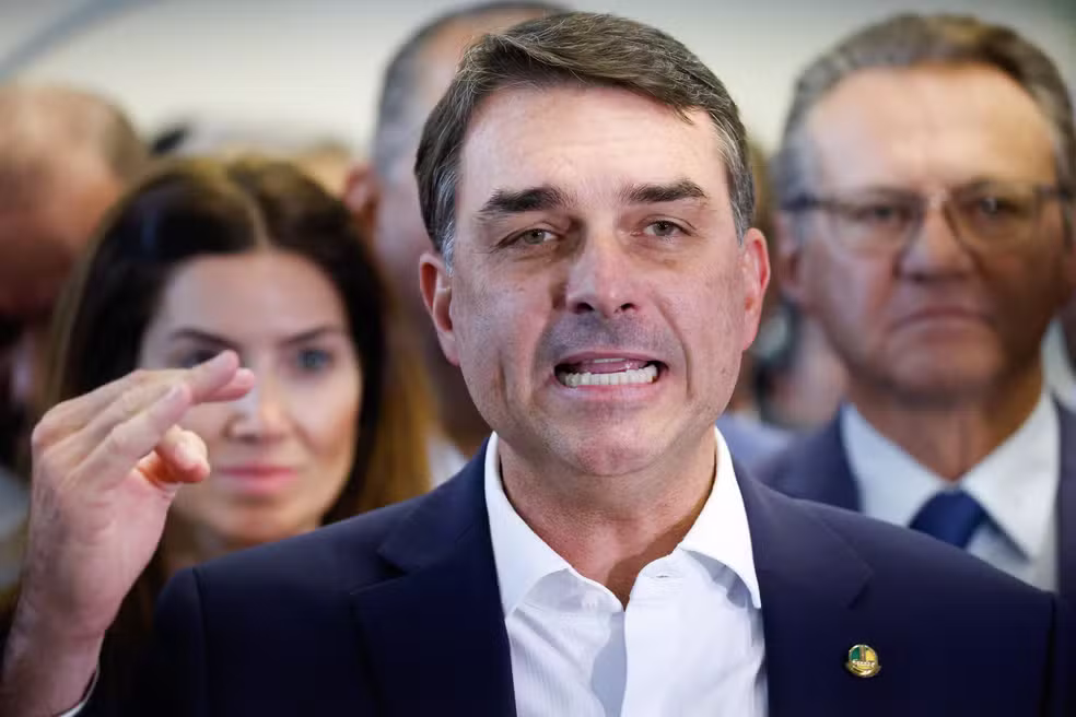 Flávio Bolsonaro responde a tarifações dos EUA e ligação com...