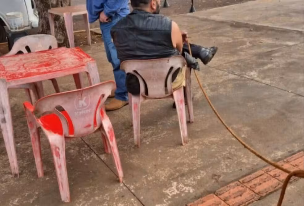 Homem é amarrado por populares após comer pastéis e sair sem pagar...