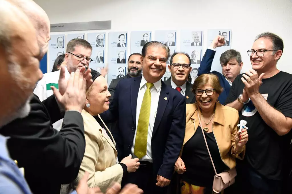 Piso de R$ 13,6 mil para médicos e dentistas avança no Senado