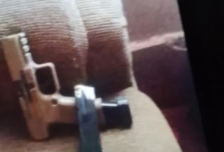 Homem tenta fugir, mas é preso com pistola 9 mm em praça de Nova...