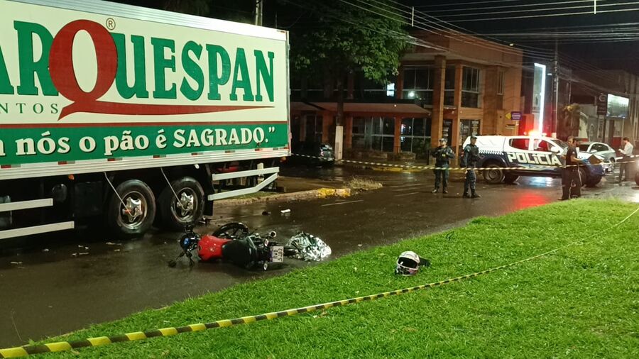 Jovem de 19 anos morre após motocicleta atingir caminhão...