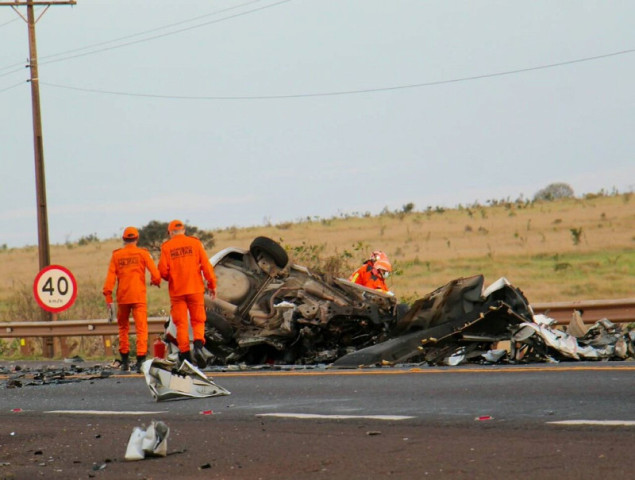 Motorista morre após Spin bater de frente com carreta e capotar na...