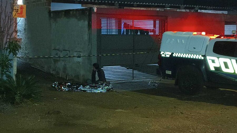 Jovem de 18 anos é morto com quatro tiros ao chegar em casa na Cohab...