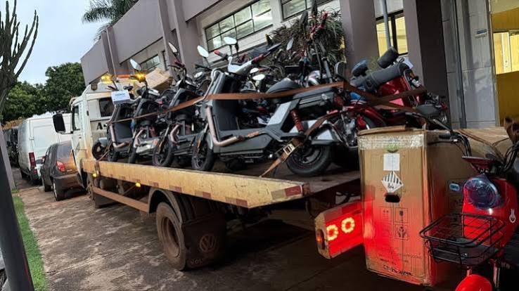 PF apreende 32 motos elétricas e prende cinco pessoas por suspeita...