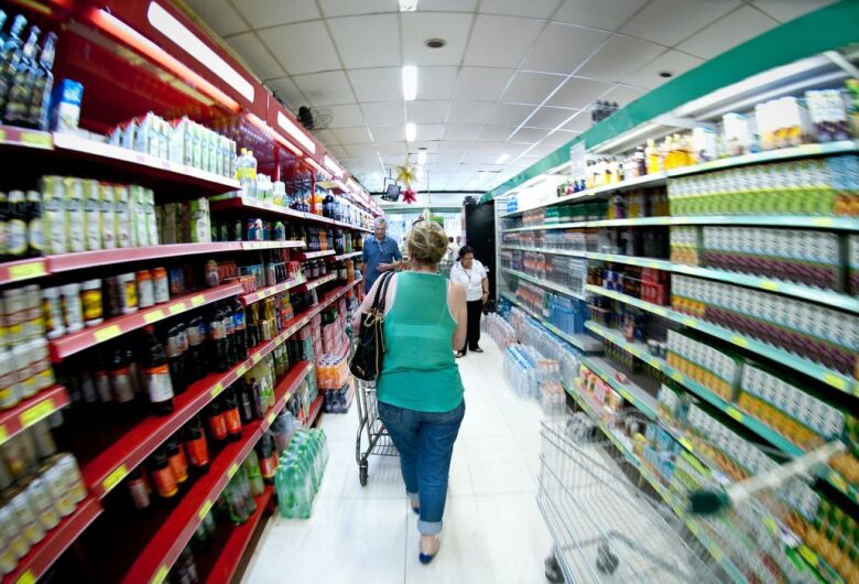Indústria brasileira recua 0,6% em agosto após três meses de...